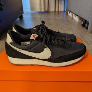Nike Daybreak sneakers size 10